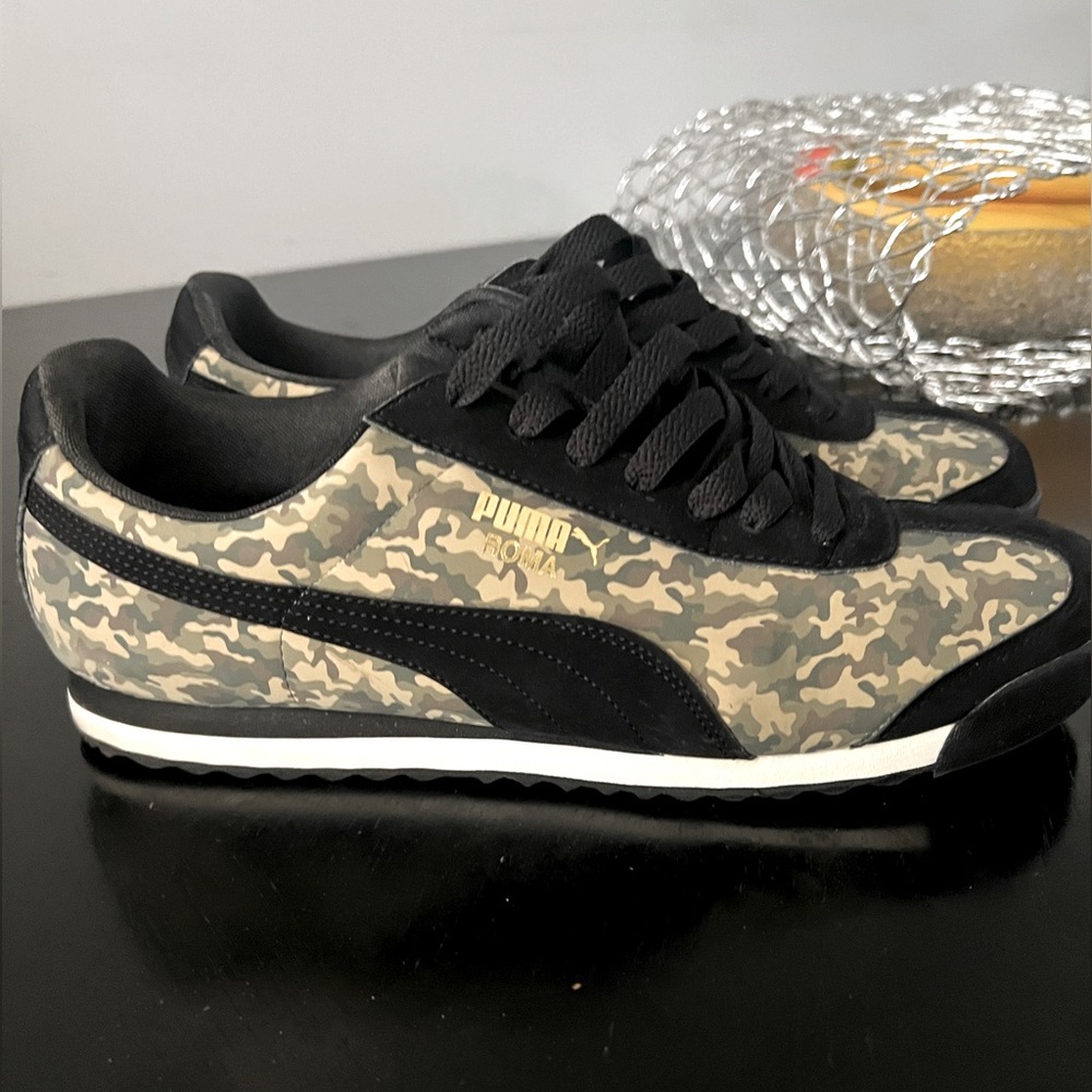 Size 11 - Mens Puma Roma Suede Black & Camo Sneakers